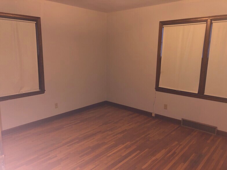 Building Photo - 1304 N Perry Ave