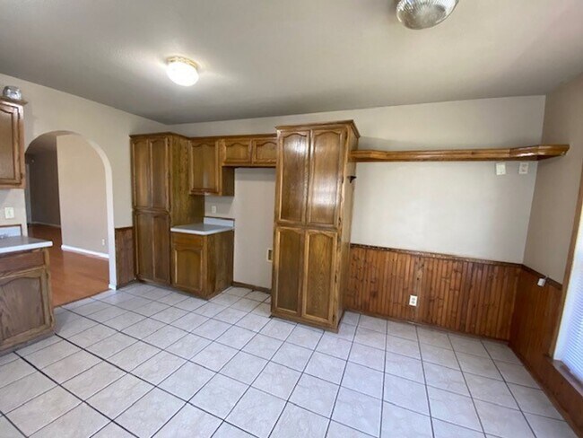 Building Photo - AVAILABLE NOW!! Corner lot 3-Bed, 2-Bath, ...