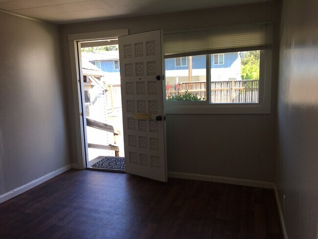 Building Photo - 1 Bedroom Unit in Triplex  Near Downtown and Campus