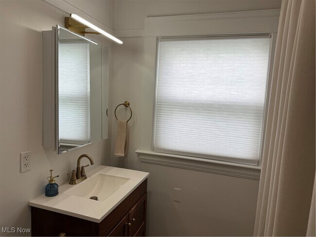 Building Photo - 1320 W 108th St