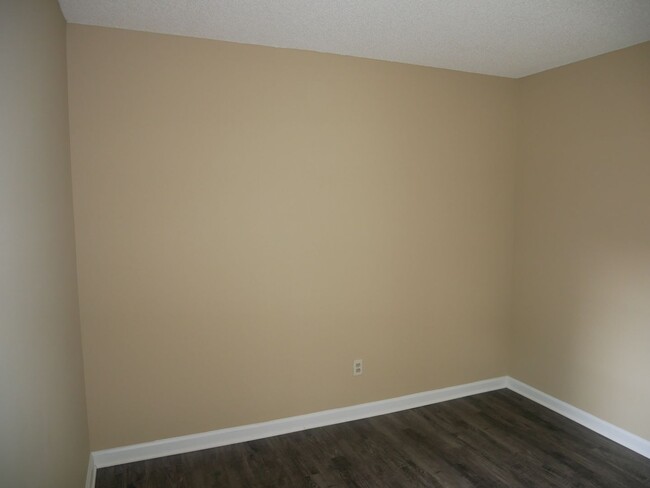 Building Photo - 2885 Waverly Dr