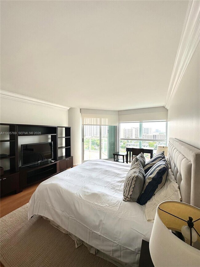 Building Photo - 16500 Collins Ave