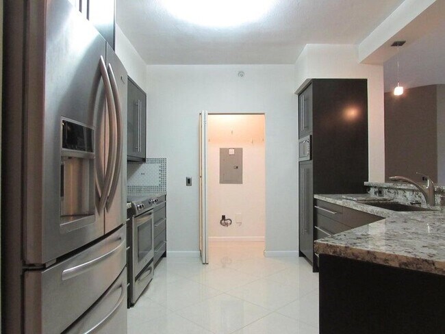 Building Photo - 350 Crestwood Cir