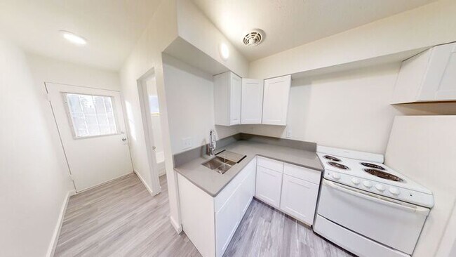 Building Photo - Open-House 6/6 and 6/7 2:30 to 3:30! Call ...