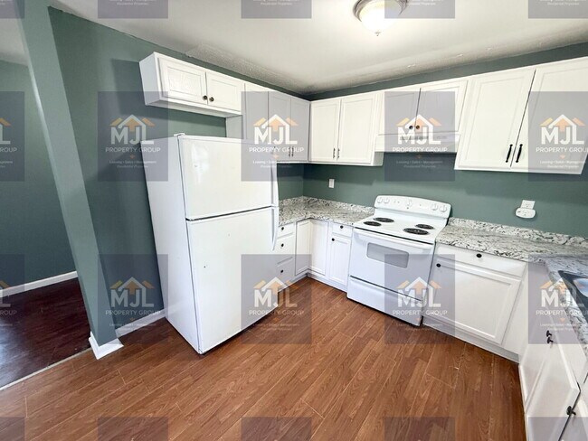 Building Photo - Spacious 3 Bedroom / 1 Bath Apartment in Sugar Creek *Ready Now*