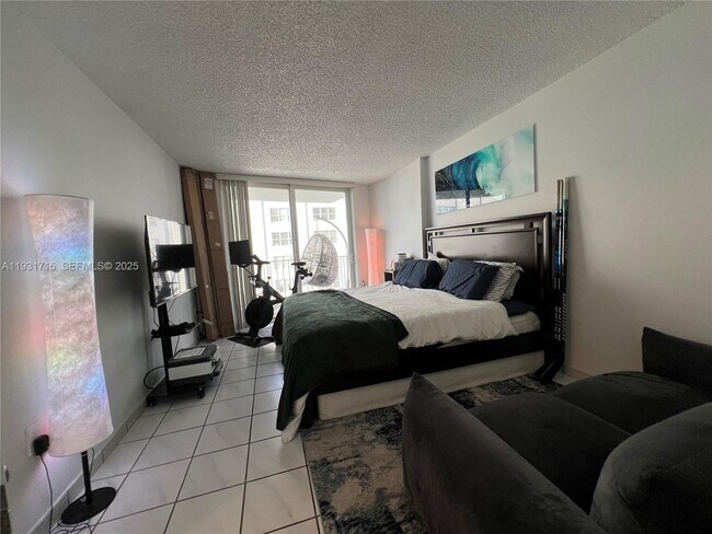 Building Photo - 1228 West Ave