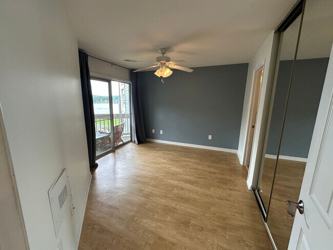 Building Photo - Waterfront Condo for Rent in the gated com...