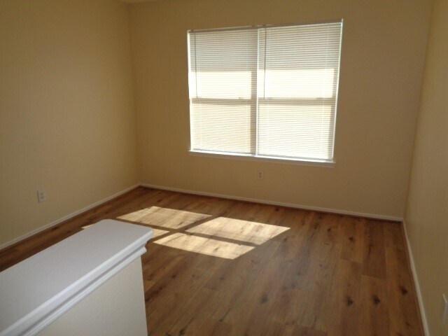 Building Photo - 1838 Strongs Ct