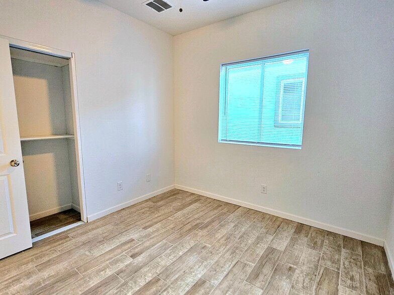 Building Photo - 1112 E 4th St