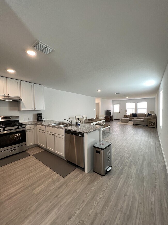 Building Photo - 8523 Grosbeak Cv