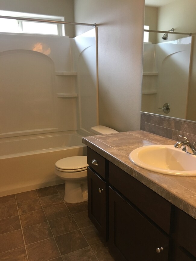 Building Photo - 3 bedroom 2.5 bath Legend Built home in Villabois