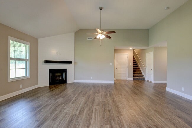 Building Photo - Sharp 3 bed 2 Bath Close To Ft Campbell