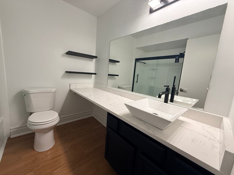 Building Photo - 670 E Fox Hills Dr