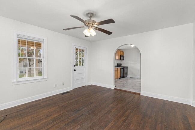 Building Photo - Gorgeous 3bed/2ba minutes from UNA