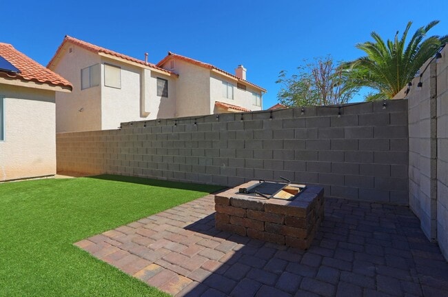 Building Photo - 1521 Desert Ridge Ave