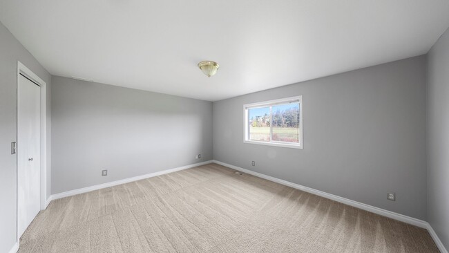 Building Photo - 2 Bed 2.5 Bath - Mowing Included - Pet Fri...