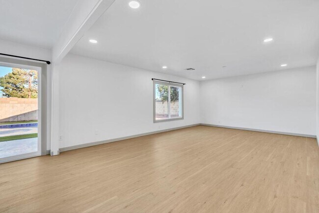 Building Photo - Completely Remodeled 6 bedroom/4 bath Home with New Pool