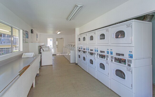 Building Photo - Lovely upstairs 2 bedroom Condo with Modern upgrades in Oceanside