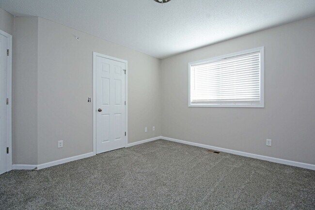 Building Photo - Newly Updated Townhouse Available Now in Monticello!