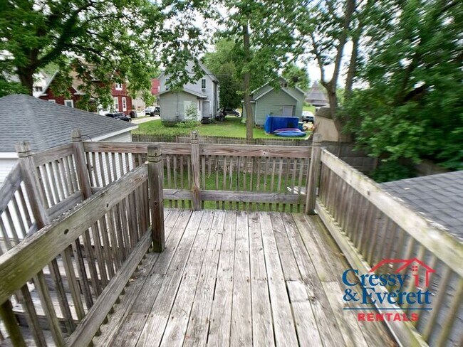 Building Photo - Upstairs 1 Bedroom Close to Downtown