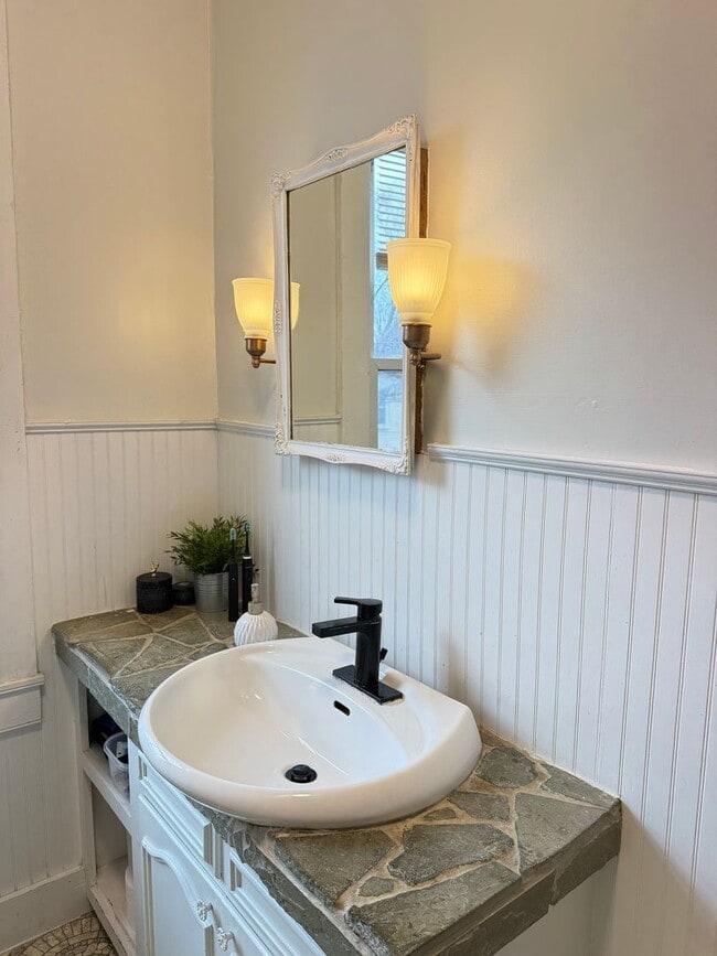 Building Photo - Charming 3 bedroom Apartment in Prime Lancaster City Location - HEAT INCLUDED!