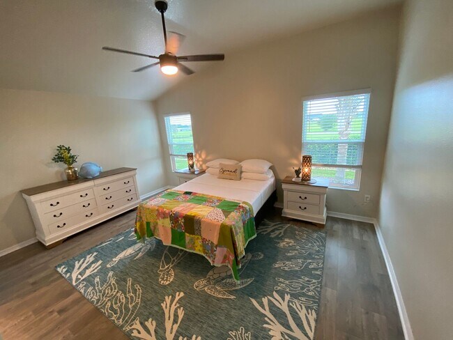 Building Photo - Beautiful, Furnished ANNUAL 2 bed, 2 bath ...