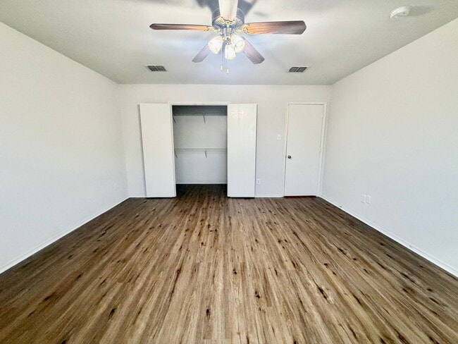 Building Photo - Updated and ready for occupancy