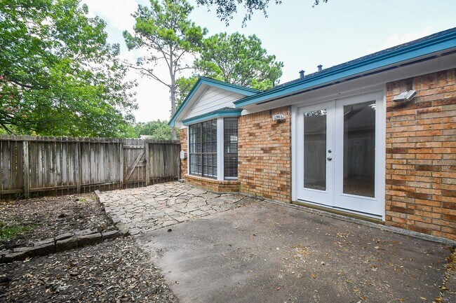 Building Photo - 15803 Lakedale Dr