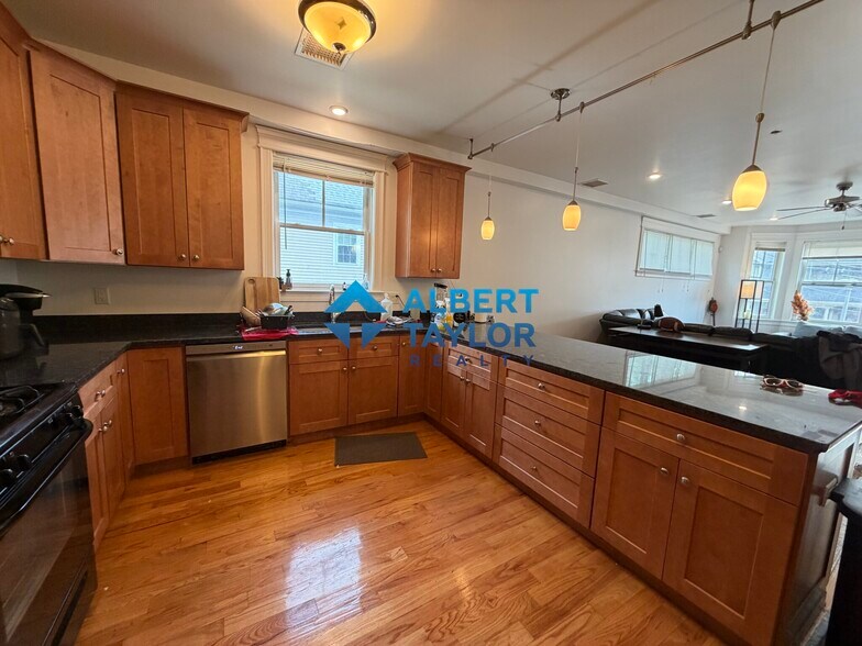 Building Photo - 145 Cedar St