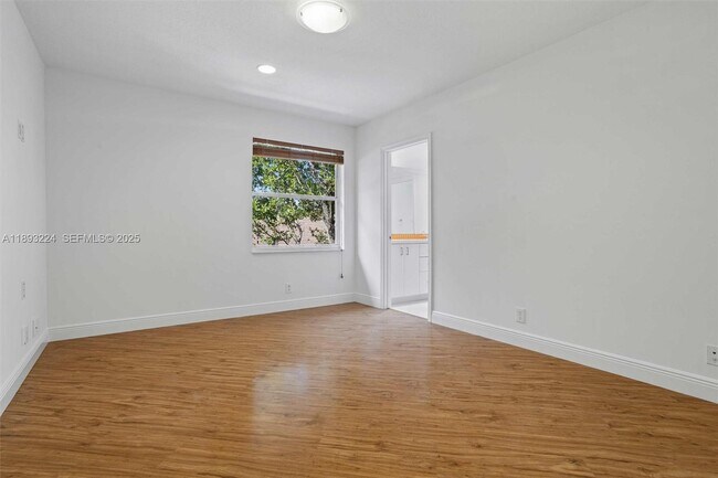 Building Photo - 926 Marina Dr