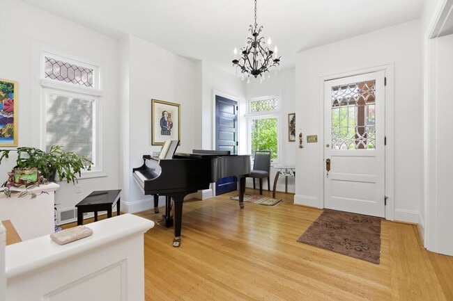 Building Photo - Stunning 5 Bedroom 2.5 Bathroom Home in Squirrel Hill