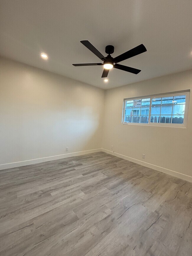 Building Photo - 5848 Gardenia Ave