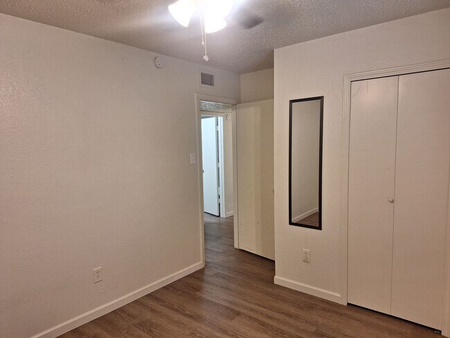 Building Photo - 3944-3946 Queens Ct