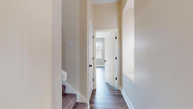 Building Photo - Renovated 4Bd 2.5 Bth Town Home Near Soula...
