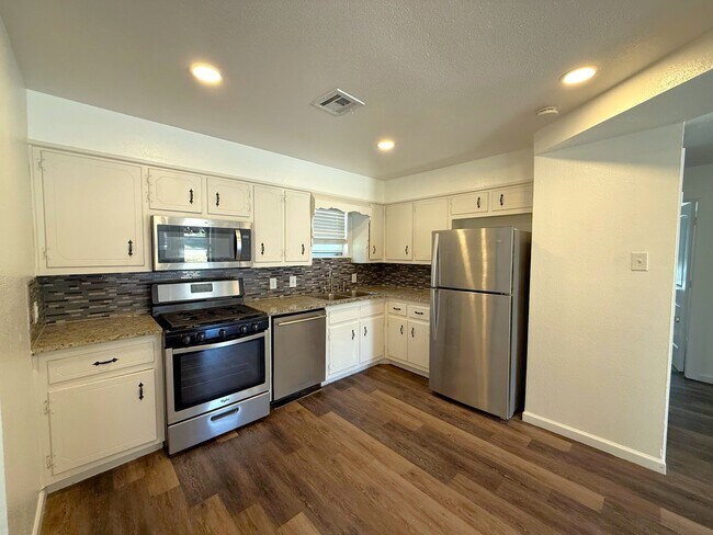 Building Photo - 828 Horseshoe Dr