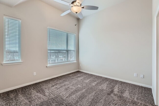 Building Photo - 301 E Lamar St