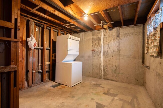 Building Photo - 610 N Aurora Ave