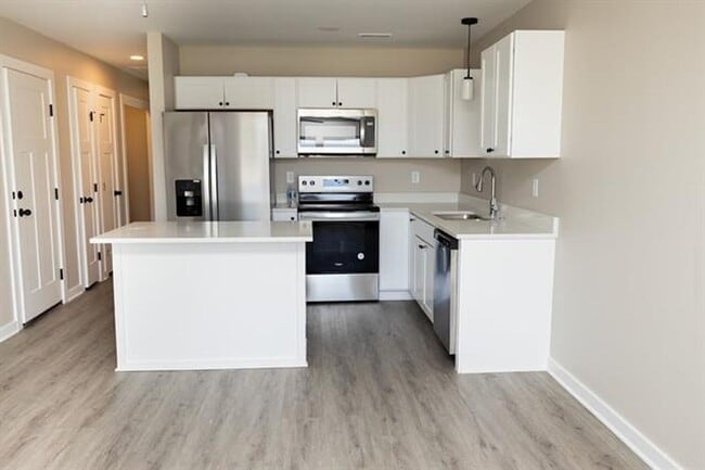 Building Photo - 542-544 W 50th Ct S