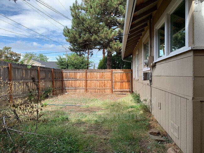 Building Photo - 300 Edwards St