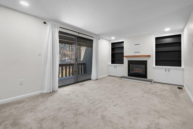 Building Photo - 2 Rockingham Ct