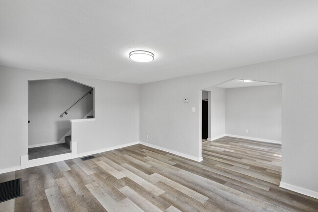 Building Photo - Charming 2 bedroom home in Versailles available August 1!