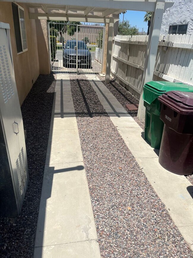 Building Photo - POOL HOME 3 BEDROOMS 3 BATHS