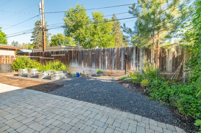 Building Photo - Quintessential Bend Living - 3 Bed | 2 Bat...
