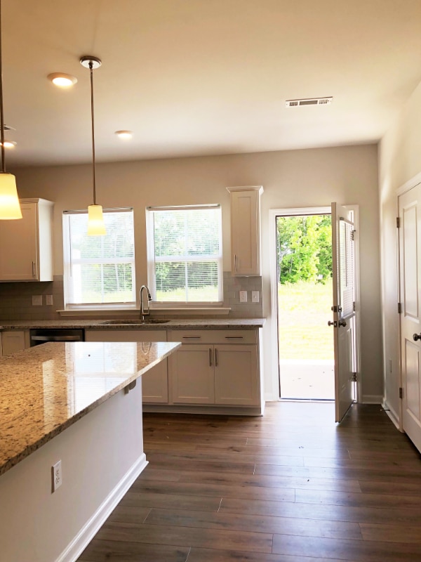 Building Photo - 825 Falls Grove Trl