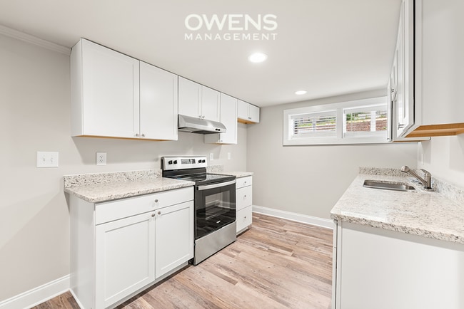 Building Photo - Downtown Gainesville Living Available Imme...