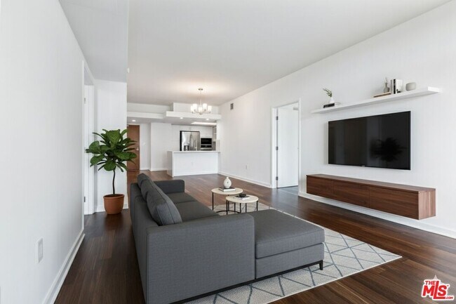 Building Photo - 13700 Marina Pointe Dr