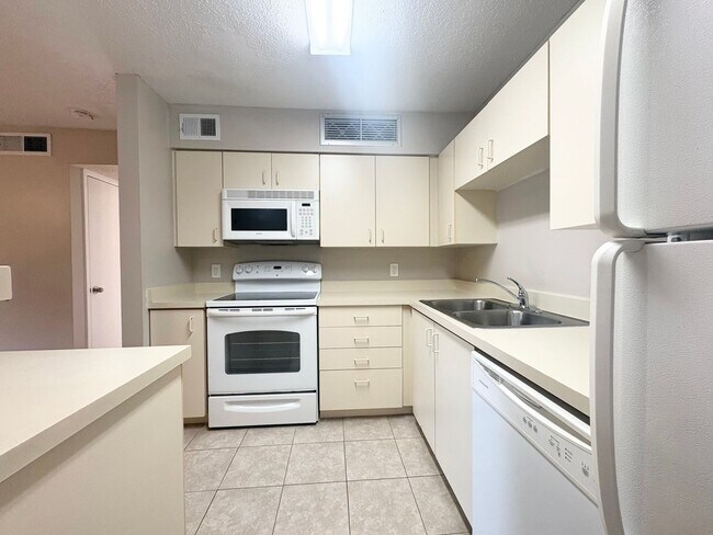 Building Photo - 1/1 Condo in Gated Lakefront Community of Altamonte Springs!
