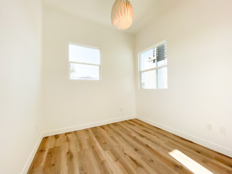Building Photo - 3003 Cloverdale Ave