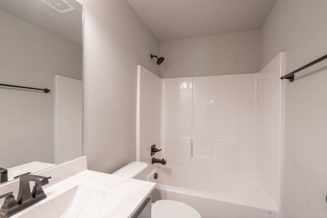 Building Photo - 3 Bed | 2 Bath in Broken Arrow!