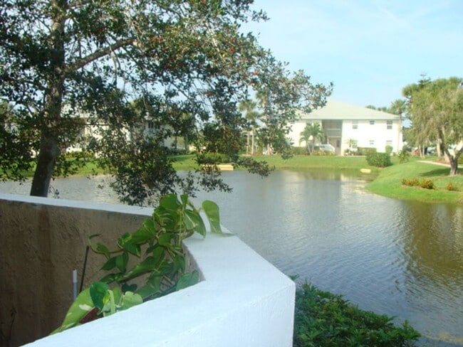 Building Photo - 1565 SE Royal Green Cir